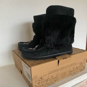 Lightly used Manitobah MukLuks. Size 8.